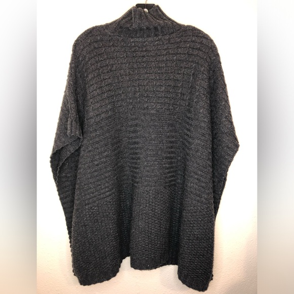 Woman’s Sweater/Shrug - Picture 3 of 3
